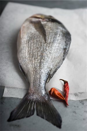 Fresh whole bream with red chili peppers Foto de stock - Sin royalties Premium, Código: 632-03754227