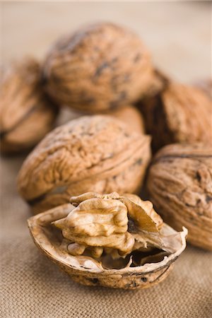 Shelling walnuts Stock Photo - Premium Royalty-Free, Code: 632-03754234