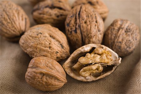 Shelling walnuts Foto de stock - Sin royalties Premium, Código: 632-03754233