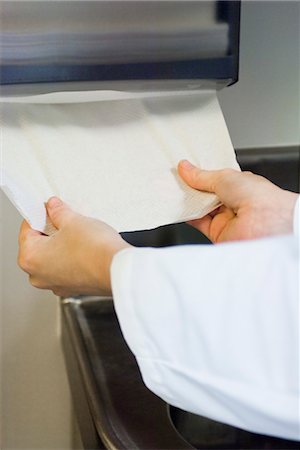 simsearch:632-03629633,k - Taking paper towel from dispenser Fotografie stock - Premium Royalty-Free, Codice: 632-03754274