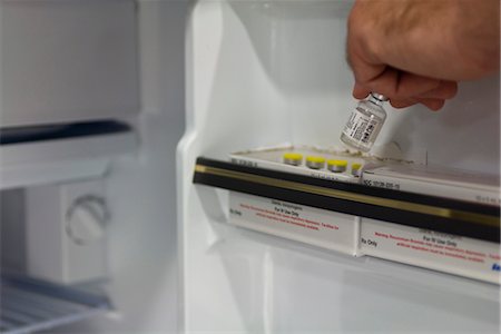 simsearch:632-03897919,k - Healthcare professional removing medication vial from refrigerator Foto de stock - Sin royalties Premium, Código: 632-03754279