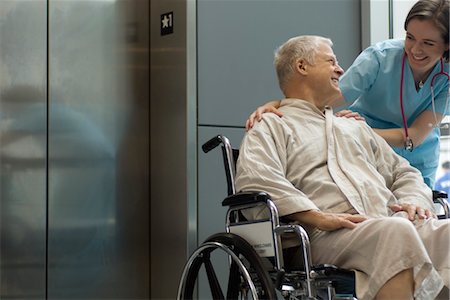 Nurse helping patient in wheelchair Foto de stock - Sin royalties Premium, Código: 632-03754342