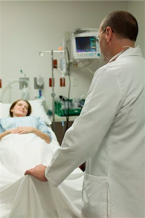 patient with monitors in hospital - Doctor talking with patient in hospital Stock Photo - Premium Royalty-Free, Code: 632-03754357