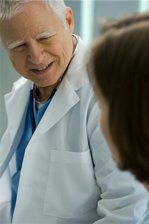 Médecin parlant et souriant avec le patient Photographie de stock - Premium Libres de Droits, Code: 632-03754353