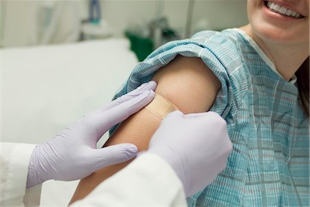 Doctor applying adhesive bandage to patient's arm Foto de stock - Sin royalties Premium, Código: 632-03754373