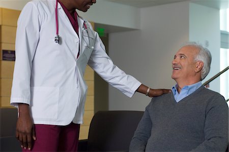 doctor with patient two people - Doctor reassuring patient in waiting room Foto de stock - Sin royalties Premium, Código: 632-03754387