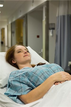 Patient féminin couché sur gurney hôpital Photographie de stock - Premium Libres de Droits, Code: 632-03754391