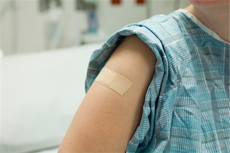 Patient with adhesive bandage on arm Foto de stock - Royalty Free Premium, Número: 632-03754400