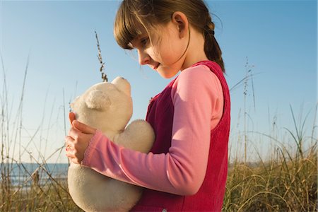 emotional attachment - Young girl holding stuffed toy polar bear cub Foto de stock - Sin royalties Premium, Código: 632-03754512