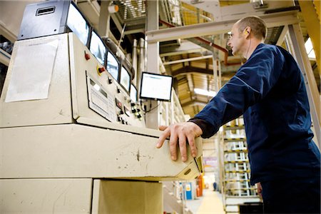 Textile worker leaning on control panel in carpet tile factory Foto de stock - Sin royalties Premium, Código: 632-03754528