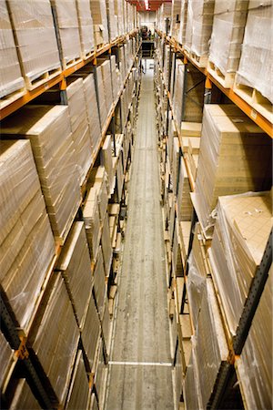 simsearch:632-03500555,k - Warehouse filled with stacked pallets of cardboard boxes, elevated view Fotografie stock - Premium Royalty-Free, Codice: 632-03754573