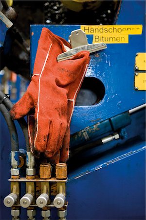 simsearch:632-03500530,k - Gants de travail colorent au bitume suspendus sur machine en fabrique de dalles de moquette Photographie de stock - Premium Libres de Droits, Code: 632-03754588