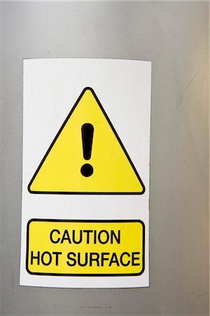 signo de exclamación - Caution sign announcing hot surface Foto de stock - Sin royalties Premium, Código: 632-03754582