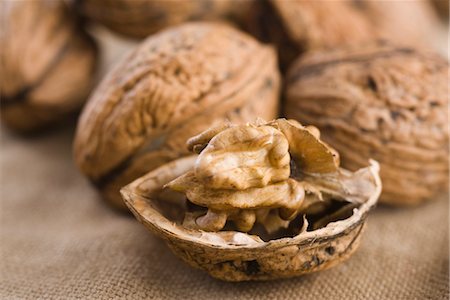 Shelling walnuts Stock Photo - Premium Royalty-Free, Code: 632-03754617