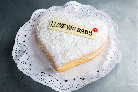 simsearch:670-06451056,k - Heart-shaped pastry with lettering on decorative white chocolate reading, "I love you baby" Foto de stock - Sin royalties Premium, Código: 632-03754626
