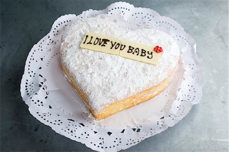 simsearch:649-07239318,k - Heart-shaped pastry with lettering on decorative white chocolate reading, "I love you baby" Foto de stock - Sin royalties Premium, Código: 632-03754626