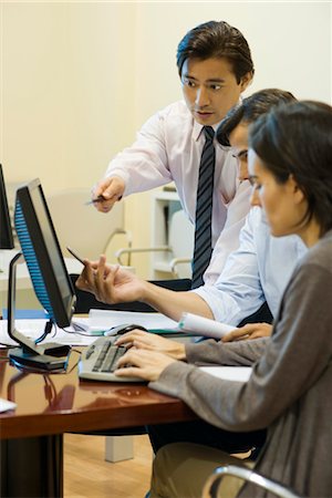 people looking at monitor - Executives working together on computer Stock Photo - Premium Royalty-Free, Code: 632-03754741