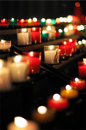 simsearch:614-06624601,k - Votives bougies allumées dans l'église Photographie de stock - Premium Libres de Droits, Code: 632-03779271