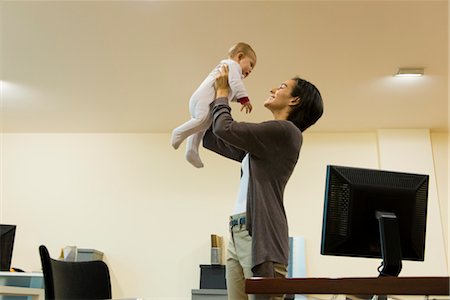 Mother playing with baby in office Foto de stock - Sin royalties Premium, Código: 632-03779294