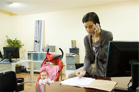 Frau arbeitet im Büro mit dem Baby im Kinderwagen in der Nähe Stockbilder - Premium RF Lizenzfrei, Bildnummer: 632-03779319