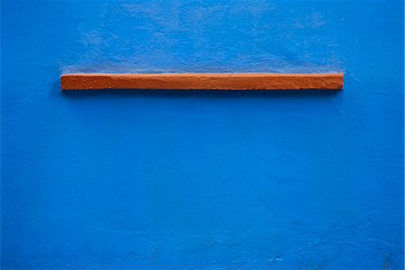 estante - Small ledge on blue stucco wall Foto de stock - Sin royalties Premium, Código: 632-03779416