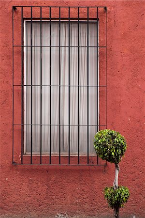 estuco - Barred window on stucco wall Foto de stock - Sin royalties Premium, Código: 632-03779442