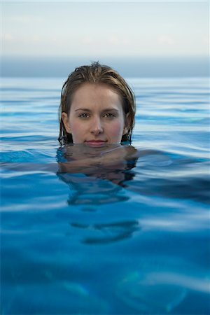 piscine à débordement - Femme détente dans l'eau, portrait Photographie de stock - Premium Libres de Droits, Code: 632-03779587