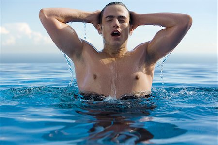 Homme dans l'eau, les mains derrière la tête Photographie de stock - Premium Libres de Droits, Code: 632-03779628