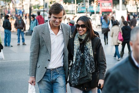 Couple walking on busy street Foto de stock - Sin royalties Premium, Código: 632-03779659
