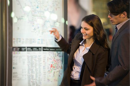 Couple looking at subway map Fotografie stock - Premium Royalty-Free, Codice: 632-03779669