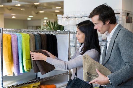 Couple shopping for bath towels Foto de stock - Sin royalties Premium, Código: 632-03779672