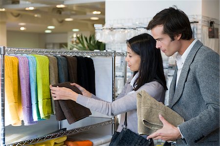 females boutique shopping - Couple shopping for bath towels Stock Photo - Premium Royalty-Free, Code: 632-03779672