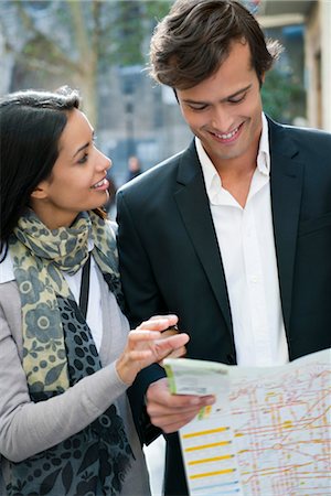 Couple consulting map outdoors Foto de stock - Sin royalties Premium, Código: 632-03779689