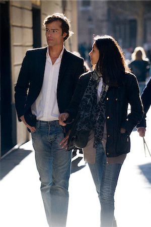 stadtmenschen - Paar zu Fuß zusammen, backlit Stockbilder - Premium RF Lizenzfrei, Bildnummer: 632-03779691