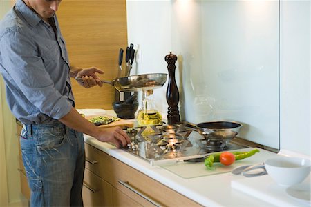 Homme de cuisson sur la cuisinière gaz Photographie de stock - Premium Libres de Droits, Code: 632-03779715