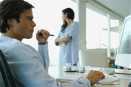 Homme travaillant sur ordinateur à la maison Photographie de stock - Premium Libres de Droits, Code: 632-03779717