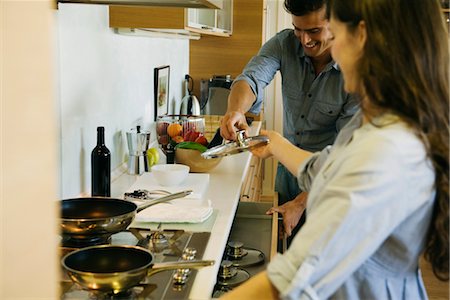 Couple cooking together Foto de stock - Sin royalties Premium, Código: 632-03779756