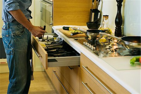 poêle (casserole) - Homme, cuisiner, prendre ustensile hors de tiroir Photographie de stock - Premium Libres de Droits, Code: 632-03779775