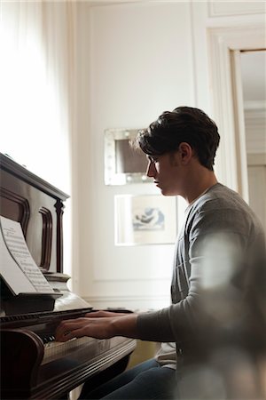 piano - Jeune homme jouant le piano Photographie de stock - Premium Libres de Droits, Code: 632-03847612