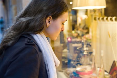 people looking store window - Young woman shopping Foto de stock - Sin royalties Premium, Código: 632-03847683