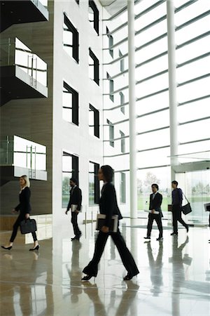 empfangshallen - Führungskräfte, die zu Fuß in der Empfangshalle Stockbilder - Premium RF Lizenzfrei, Bildnummer: 632-03847764