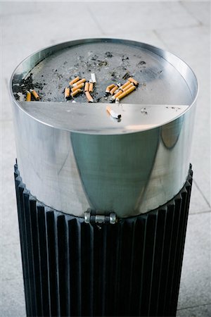 Garbage can with cigarette butts Foto de stock - Sin royalties Premium, Código: 632-03847837