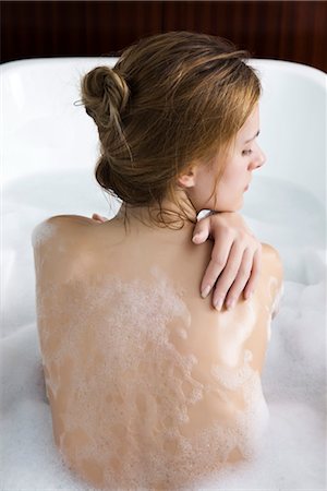 Woman relaxing in bubble bath, rear view Foto de stock - Sin royalties Premium, Código: 632-03847847