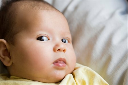 simsearch:632-03847859,k - Baby glancing sideways at camera, portrait Stock Photo - Premium Royalty-Free, Code: 632-03847856