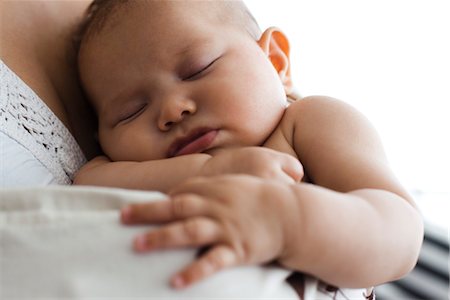 simsearch:632-05817117,k - Baby sleeping on parent's shoulder, cropped Foto de stock - Sin royalties Premium, Código: 632-03847887