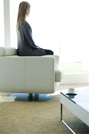 Woman sitting on armchair, gazing out window Foto de stock - Sin royalties Premium, Código: 632-03847892