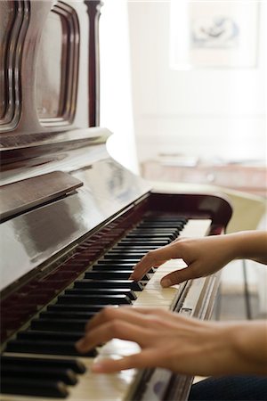 pianiste - Piano jouer les mains de femme Photographie de stock - Premium Libres de Droits, Code: 632-03847926