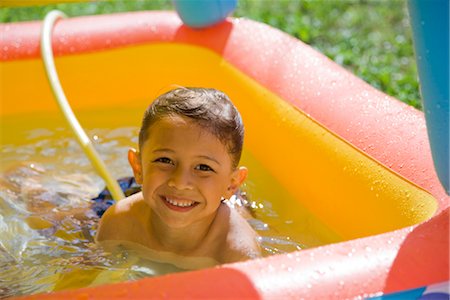 Little boy playing in wading pool, portrait Foto de stock - Sin royalties Premium, Código: 632-03847981