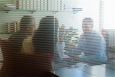 Meeting in office viewed through glass wall Foto de stock - Sin royalties Premium, Código: 632-03848016