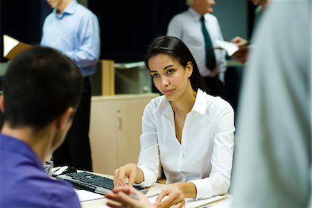 simsearch:632-03754699,k - Collègues discuter travaillent au bureau la nuit Photographie de stock - Premium Libres de Droits, Code: 632-03848048